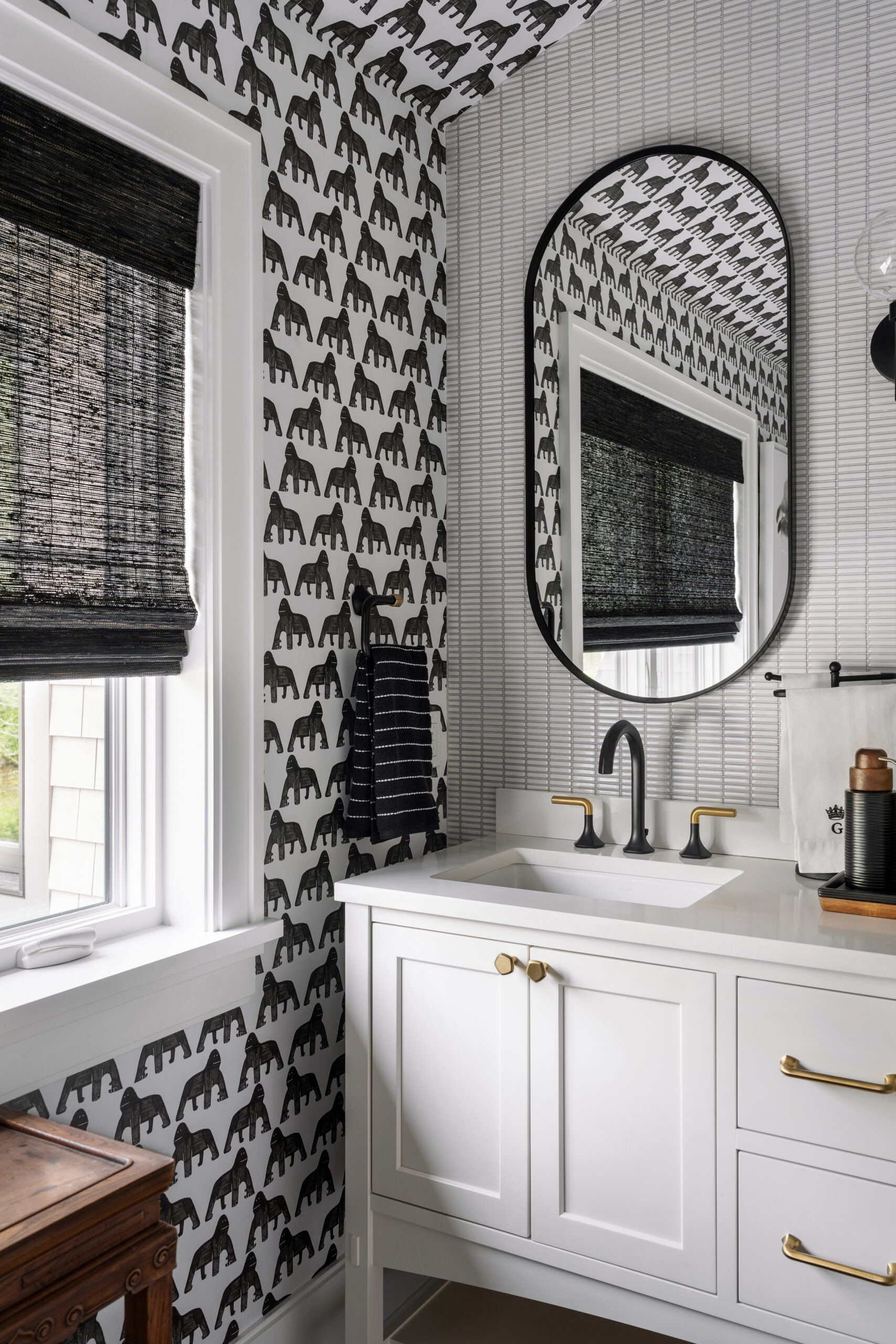 black and white bathroom theme